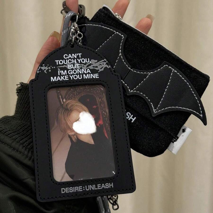 1 pieza Portatarjetas de fotos minimalista negro, funda para tarjetas de fotos de álbum de entretenimiento coreano, cubierta protectora de tarjeta pequeña de 3 pulgadas, FEINIBOOK, portatarjetas de cuero, adecuado para almacenamiento y protección de tarjetas pequeñas de ídolos de 3-3.5 pulgadas, tarjeta de fotos, tarjeta pequeña de álbum K-Pop, llavero, colgante de bolso, almacenamiento de tarjeta de autobús estudiantil/tarjeta de campus/tarjeta de acceso, artículo de apoyo para conciertos, esencial para fans - Funda de cartón - Ver 1