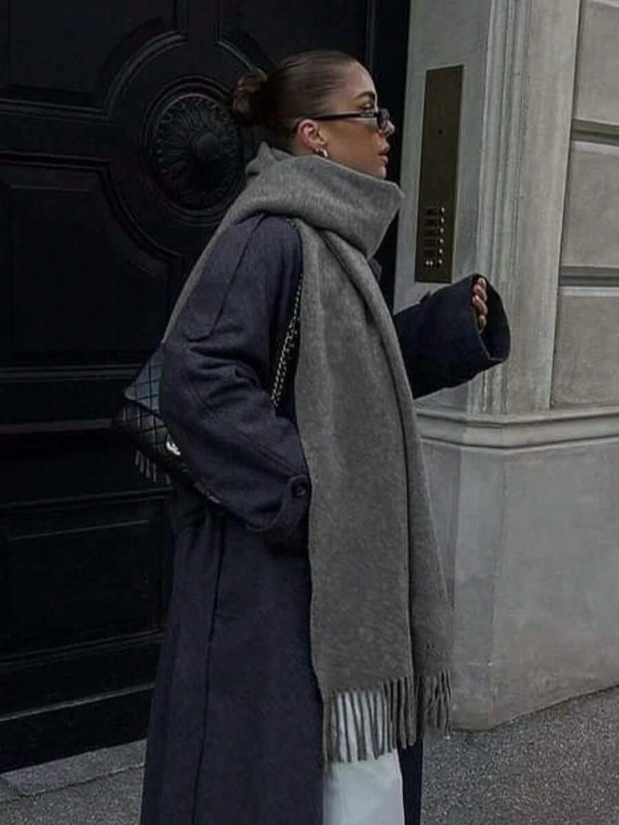 1件女款極簡純色常規款仿羊絨圍巾，適合季節過渡日常穿著，防風保暖，秋冬款