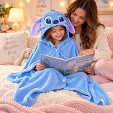 Disney Stitch 連帽毯 (70x150cm)，印有可愛 Stitch 卡通圖案，藍色設計；由柔軟親膚的聚酯纖維製成，吸水性佳，適合午睡、包裹身體或作為浴袍使用。這款連帽毯衛衣是秋冬加厚版，寬鬆舒適，保暖性強 - 彩色 - 查看 4