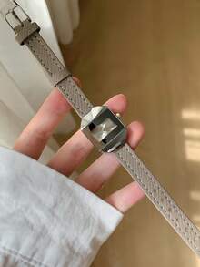 Jam Tangan Quartz Wanita Persegi Abu-abu Klasik dengan Tali PU Abu-abu yang Dapat Diatur dan Penanda Minimalis, Pilihan Bergaya untuk Pemakaian Sehari-hari. - Grey - View 7