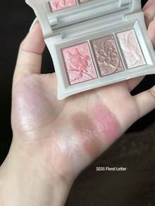 chéeryep Pillow Gem 眼影 SE05 Blossom Letter 5.5g，3色夢幻眼影盤，鑲鑽枕頭設計搭配3D壓花，柔霧與閃亮妝效，自然水光感，持久不褪色，防暈染，適合初學者，禮物首選 - SE05 花卉字母 - 查看 4