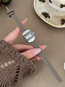 Jam Tangan Quartz Wanita Persegi Abu-abu Klasik dengan Tali PU Abu-abu yang Dapat Diatur dan Penanda Minimalis, Pilihan Bergaya untuk Pemakaian Sehari-hari. - Grey - View 4