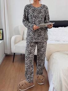 2pcs/Set Women's Winter Leopard Print Flannel Thermal Lined Long Sleeve Pants Pajama Set, Simple And Fashionable - Brown - View 5