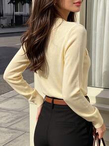 DONICY Cardigan Sweater Rajut Pendek Wanita Warna Kuning Pucat dengan Leher V, Dua Saku Tempel, Kancing Emas, Gaya Tweed Lembut untuk Pemakaian Sehari-hari di Musim Semi dan Gugur - Kuning - View 2