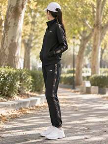 Under Armour Setelan Olahraga Tricot Wanita dengan Motif Samping dan Kerah Tegak, 1365147-005 - Hitam - View 2