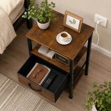 Buró Vintage con Estación de Carga USB y Tomas de Corriente, Mesa de Noche con Cajón Ajustable y 4 Niveles de Almacenamiento, Marrón para Recámara y Sala - Beis - Ver 5