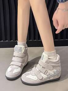 LiangJingJing 女款高筒運動鞋 2026新款 隱藏式內增高鞋 圓頭平底休閒鞋 秋冬 魔鬼氈靴 - 米色 - 查看 6