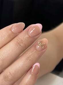 24片短橢圓穿戴式美甲貼，粉色法式邊緣搭配金色漸層亮片與金色3D蝴蝶結設計，適合追求獨特美甲藝術的女孩與女性，完美適用於日常穿戴、音樂節與派對 - 彩色 - 查看 1