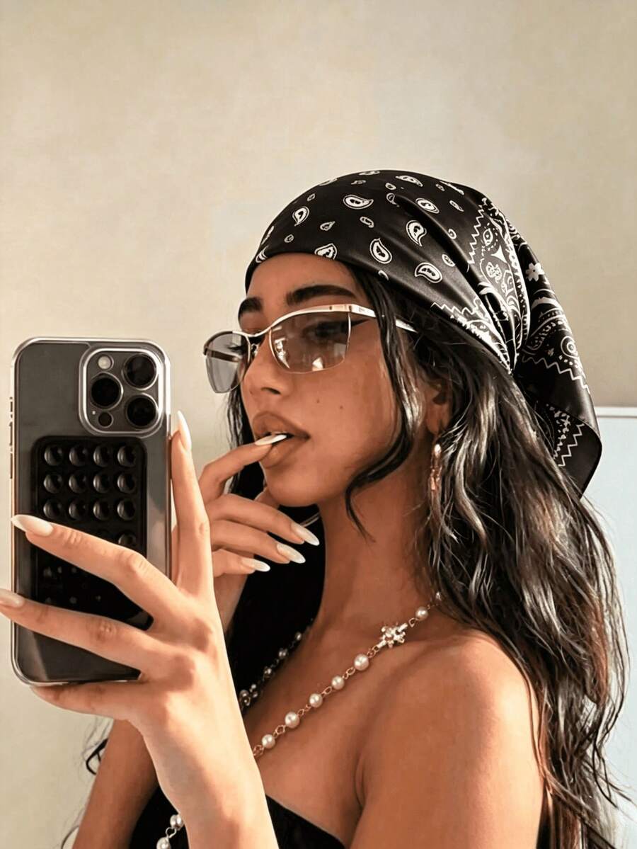 1件女款小號緞面印花方巾,可用作頭巾、圍巾、細領帶、披肩 - 黑色 - 查看 1