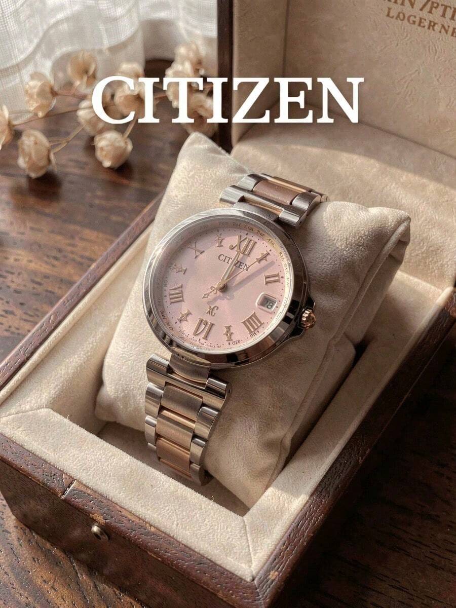 Jam Tangan CITIZEN Drive Wanita, Dua Warna, Emas Mawar, Perak, Gelang Baja, Dial Merah Muda, Angka Romawi, Waktu Dunia, Tanggal, untuk Pemakaian Sehari-hari - Berwarna merah muda - View 1