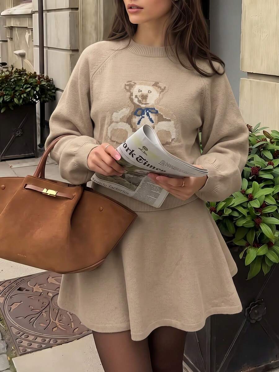 2026早秋女款新款熊圖案休閒優雅街頭約會返校穿搭 羅紋針織插肩袖長袖圓領套頭毛衣與針織裙 卡其色2件套,秋季出遊,女款2件套,女款生日穿搭,街頭風,返校穿搭 - 卡其色 - 查看 1
