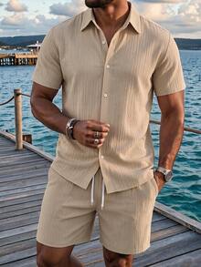 Conjunto de dos piezas para hombre: camisa minimalista informal de manga corta en color liso y pantalones cortos - Caqui - Ver 1