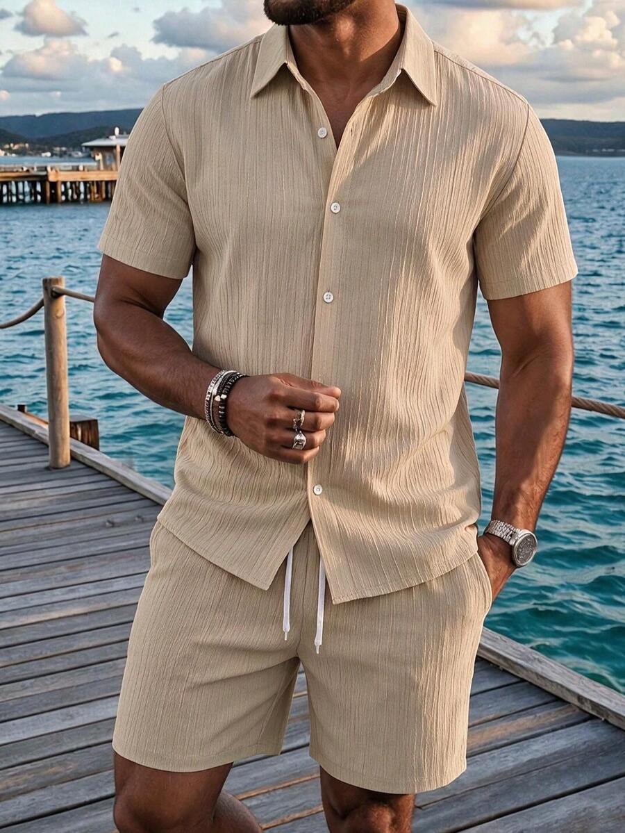 Conjunto de dos piezas para hombre: camisa minimalista informal de manga corta en color liso y pantalones cortos - Caqui - Ver 1