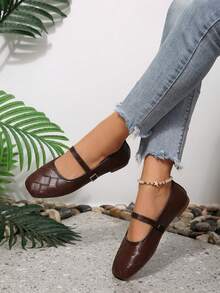 1 Pair Women's Diamond Pattern Mary Jane Flat Shoes, Pointed Toe Low-Top Design, Square Embossed Upper, Adjustable Square Buckle Strap, Soft Sole Comfortable, Suitable For Commuting And Shopping, Vintage Elegant Versatile, Can Be Paired With Skirts And Pants - Brown - View 5