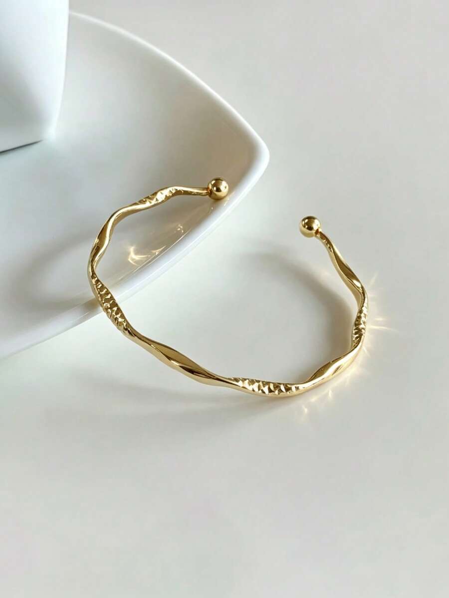 1 buah Gelang Manset Terbuka Asimetris Unik Berpilin Warna Emas, Desain Elegan dengan Tampilan Mewah, Aksesori Tangan Serbaguna Minimalis Cocok untuk Pemakaian Sehari-hari dan Liburan Anak Perempuan - Emas - View 1