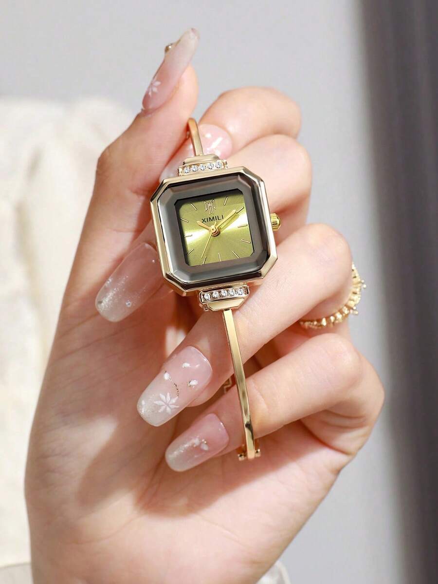 SOKI SOKI 1 pièce Montre à quartz de luxe vintage pour femmes, petit cadran carré avec marqueurs à clous, bracelet ouvert plaqué or poli, cornes ornées de cristaux, design à fermoir ouvert, facile à porter, délicate et élégante, convient pour le quotidien, les vacances, les fêtes, le Ramadan, l'Aïd, le bureau, Thanksgiving, les mariages, les banquets, les rendez-vous, Noël, la rentrée scolaire, Halloween, Pâques et autres occasions, cadeau parfait pour les femmes
