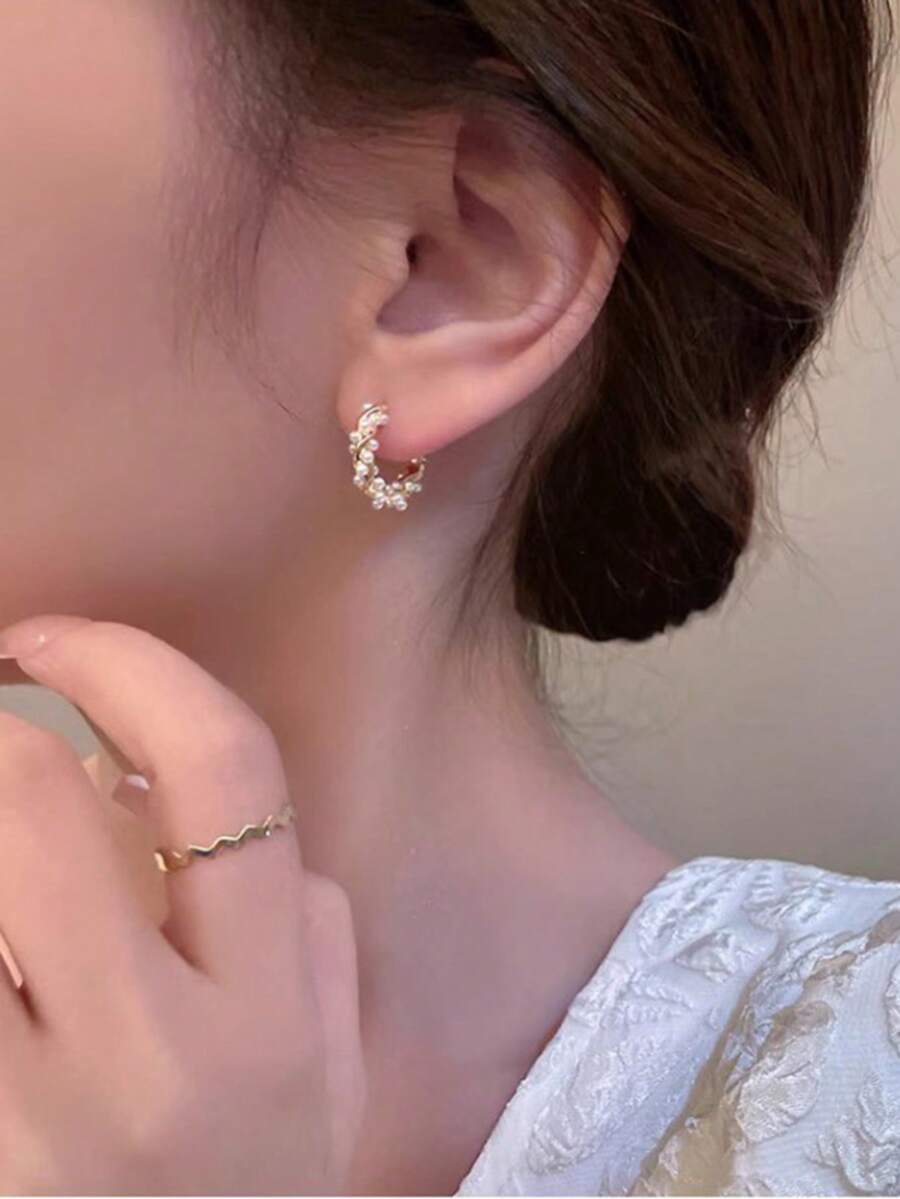 QTHOPE A Pair Of Copper Alloy Light Luxury Elegant Round Pearl Hoop Earrings For Women