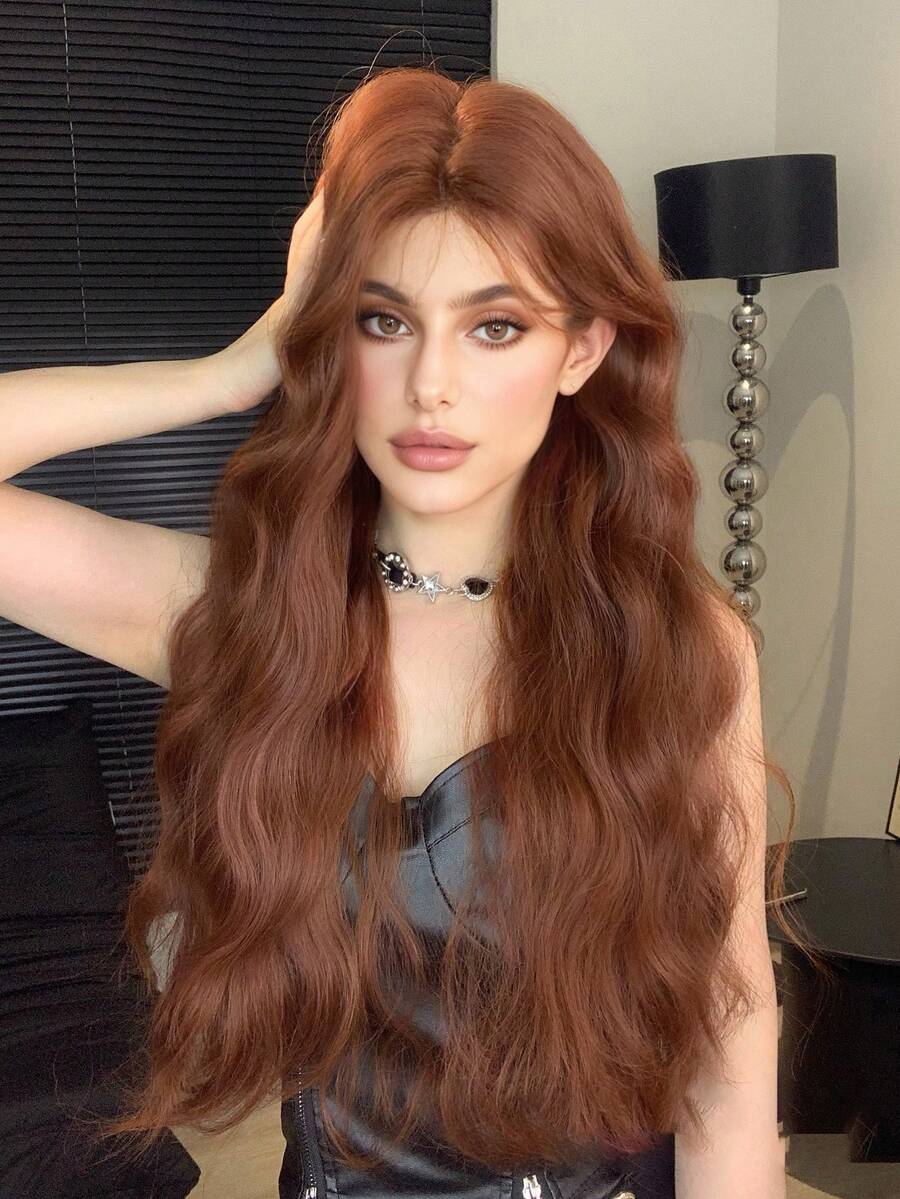 alicegarden Wig Lace Depan Dahi 26 Inci dengan Gaya Bergelombang Alami dalam Warna Redwood yang Menakjubkan. Desain Belahan Tengah, Rambut Palsu Ini Sempurna untuk Pesta Sehari-hari dan Cosplay, Menawarkan Wig Alami dan Tahan Lama sebagai Hadiah untuk Para Wanita. - Redwood - View 1