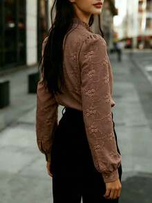 大尺碼女款純色透視長袖花卉刺繡領襯衫，商務辦公居家穿著，春秋冬季四季皆宜 - 棕色 - 查看 2