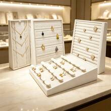 Rak Display Perhiasan Beludru Lembut, Baki Penyimpanan Kalung, Cincin, dan Anting dengan Banyak Kompartemen, Organizer Perhiasan Dekoratif untuk Meja - rak pajangan perhiasan miring - View 1