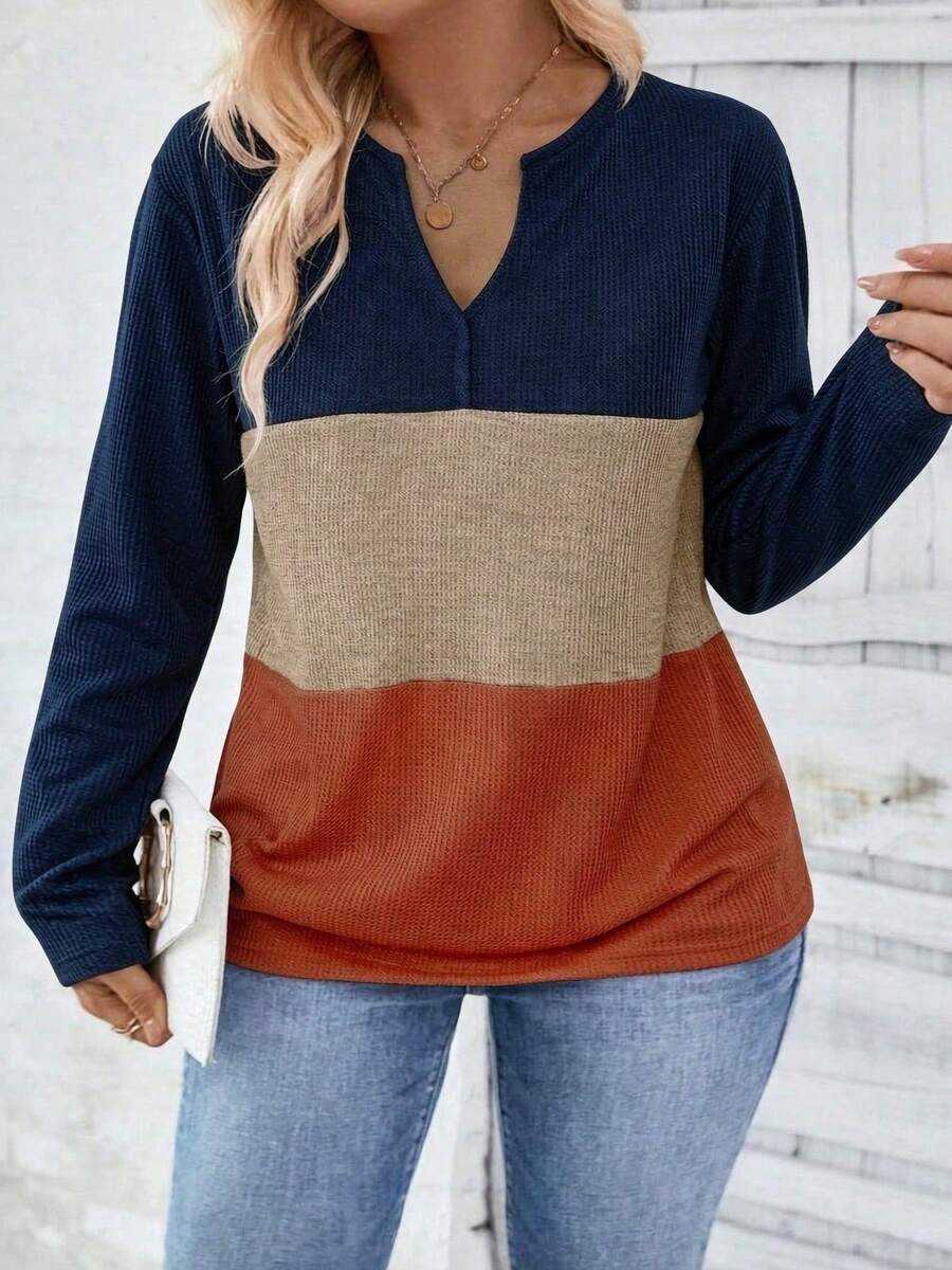 تي شيرت نسائي كاجوال بمقاسات كبيرة بتصميم ألوان متباينة وياقة على شكل حرف V - متعدد الألوان - مشاهدة 1