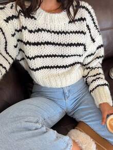 Sweater Pendek Bergaris, Pullover Rajut Bergaris dengan Bahu Longgar, Pakaian Musim Gugur Wanita - Hitam dan Putih - View 1
