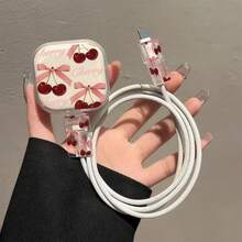 3件組相容 17英國版18W/20W原裝充電器保護殼（不含線材保護套）TPU透明軟殼防摔，極簡可愛女孩粉色櫻花蝴蝶結40W Apple快充USB-C轉Lightning數據線接頭咬痕保護套，手機配件裝飾，送給親友的理想禮物 - 紅櫻桃英文 - 查看 13
