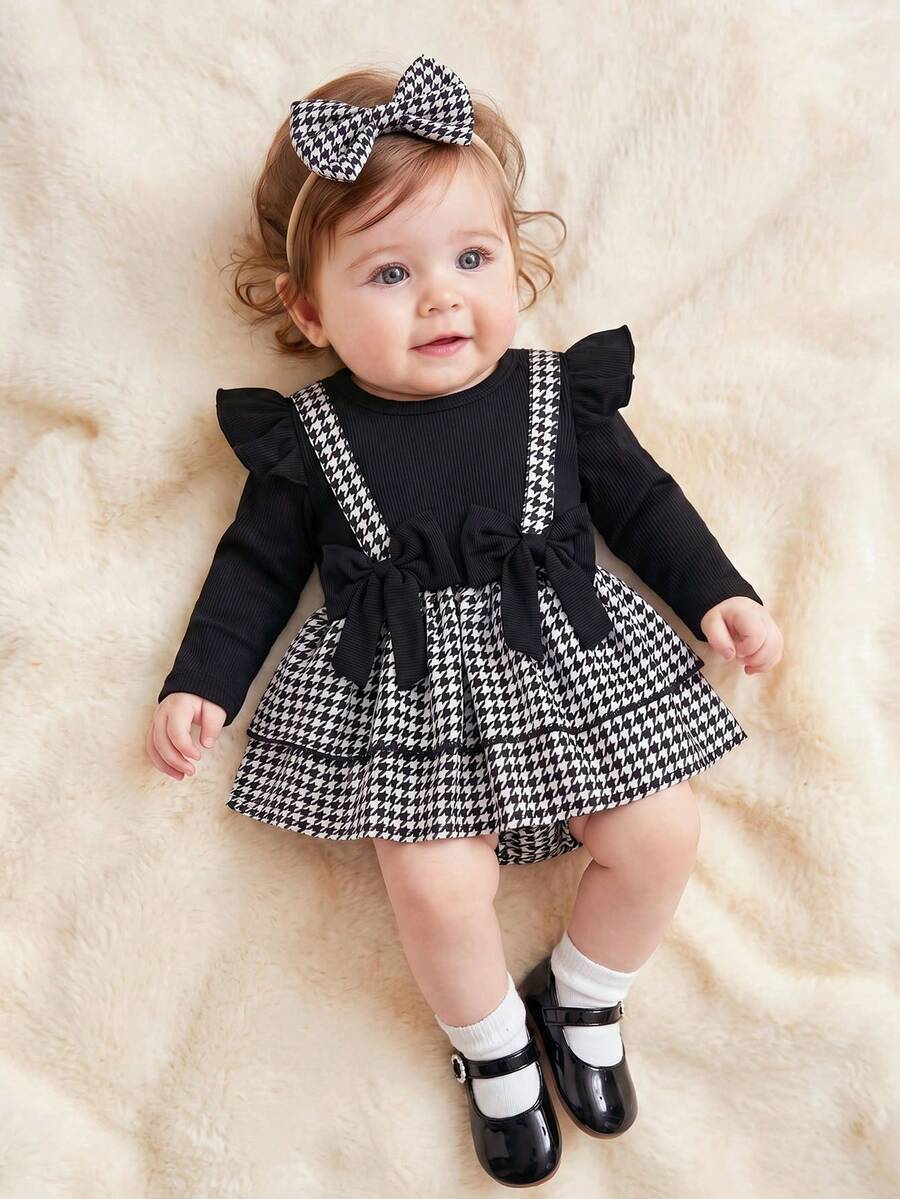 Baby Girl Fashion Vintage 2-delat set, svart ribbad romperklänning med rund hals, fluttersärmar, långärmat innerlager, patchwork, kontrasterande färger, falska hängslen, hundtandsmönstrad midja, dubbel rosett på sidan, lager-på-lager volangfåll + matchande hundtandsmönstrat hårband med rosett - Svart - Visa 1