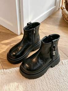 Sepatu bot ankle anak perempuan berwarna hitam dengan hiasan liontin, resleting samping, ujung bulat, dan sol tebal, cocok untuk pemakaian sehari-hari, aktivitas luar ruangan, dan pesta. - Hitam - View 4