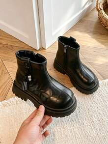 Sepatu bot ankle anak perempuan berwarna hitam dengan hiasan liontin, resleting samping, ujung bulat, dan sol tebal, cocok untuk pemakaian sehari-hari, aktivitas luar ruangan, dan pesta. - Hitam - View 1
