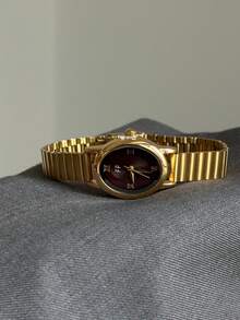 1件金色橢圓形女款石英手錶，深紅色錶盤配羅馬數字刻度，小巧優雅，適合日常佩戴 - 金色 - 查看 4