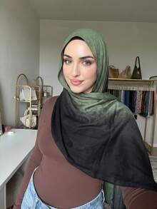 1件女款波希米亞風時尚水彩印花圍巾，秋季休閒街頭風穆斯林頭巾，百搭披肩，適合日常穿著 - 黑綠漸變 - 查看 2