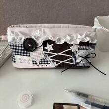 1個韓式黑粉甜酷系綁帶鉛筆袋 文具收納袋 像素風 化妝收納袋 數位收納袋 小物收納袋 適合學習、工作、旅行與日常使用 學生與女性適用 返校季學習用品 禮物 - A - 查看 4