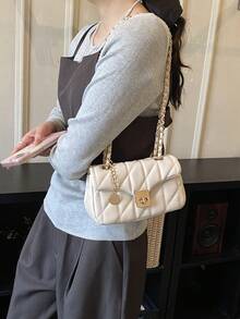 Quilted Diamond Leather Shoulder Bag With Metal Chain And Square Twist Lock Hardware, Compact Body Fits Lipstick, Keys And Other Personal Items, Twist Lock Closure, Gentle Small Square Bag, Suitable For Delicate Girls' Daily Commute, Dates And Shopping - White - View 3