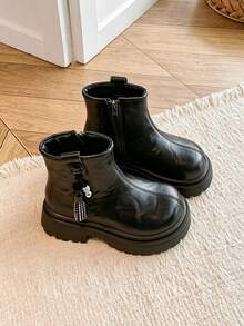 Sepatu bot ankle anak perempuan berwarna hitam dengan hiasan liontin, resleting samping, ujung bulat, dan sol tebal, cocok untuk pemakaian sehari-hari, aktivitas luar ruangan, dan pesta. - Hitam - View 2