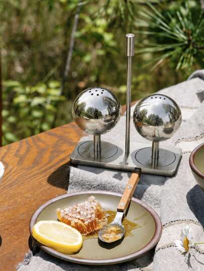 3Pcs/1Set Stainless Steel Salt And Pepper Shaker Set, 2 Refillable Spherical Seasoning Dispensers And Space-Saving Stand With Carry Handle, Mirror Finish And Threaded Refill Openings, For Saudi National Day, Halloween, Christmas, Dining And Kitchen