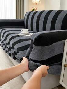 1P Kontrast Vertikal gestreifter Plüsch Sofaüberzug, Kationischer Stoff Vollstretch Hohe Elastizität Sofa Schutz, Maschinenwaschbar, Chemisch Reinigbar, Handwaschbar, Heimdekoration Sofaüberzug, Wohnzimmer Minimalistisch Weiche Einrichtung, Dunkel- und Hellgrau Vertikal gestreifter Sofaüberzug, Geeignet für 1/2/3/4-Sitzer Sofas, Herbst/Winter Dicker Sofaüberzug - Verschiedenfarbig - Übersicht 9