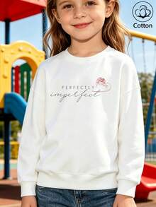 سويت شيرت بياقة دائرية وحروف على شكل قلب بتصميم PERFECTLY imperfect - أبيض - مشاهدة 9