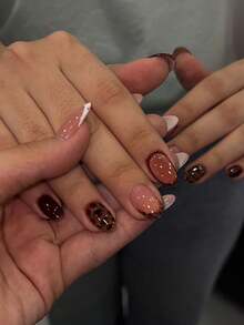 這款美甲貼片套裝包含 24 片極簡中號橢圓形浮雕美甲貼片，採用秋冬復古酒紅漸層玳瑁豹紋設計，適合女孩與女性在日常約會與派對佩戴 - 彩色 - 查看 1