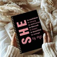 1本 14*21cm 螺旋筆記本，SHE Is Confident Strong Beautiful Is Me 勵志金句印花黑色軟封面日記本，橫線書寫筆記本，適用學校、辦公室、日常記錄，送給女性的禮物 - 款式C - 查看 5