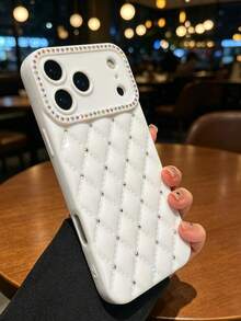 Funda de teléfono de moda con patrón de diamantes acolchados, de color blanco, con cristales de rhinestone, 1 pieza, funda protectora con brillo, compatible con iPhone, resistente al agua, a los golpes y a los arañazos, regalo de primavera para aniversario - Blanco - Ver 10