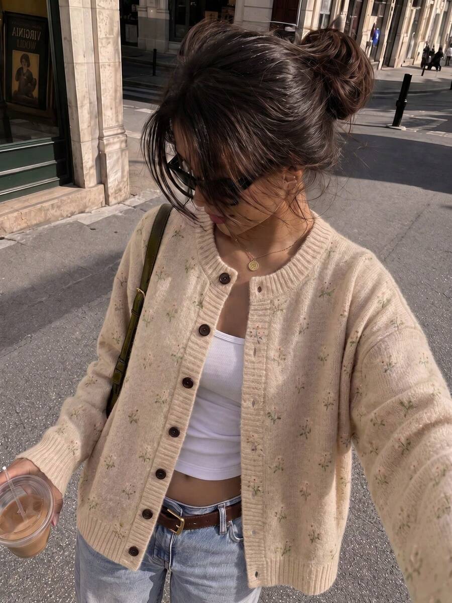 女款秋冬卡其色花卉針織開襟衫,可愛迷你花朵前扣長袖疊穿毛衣,軟妹甜美風,戶外度假穿搭 - 卡其色 - 查看 1