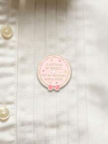 Bros/Pin Enamel Kutipan Manis Klasik dengan Ukiran Emas dan Pita, Lencana Logam Bulat untuk Dekorasi Tas dan Pakaian - Baby Pink - View 5