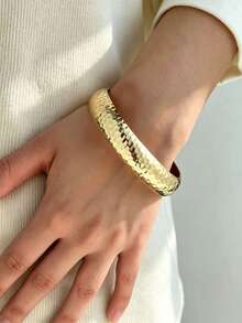 1pc European And American Fashion High-End Hammered Textured Vintage Bracelet, Luxury Metal Accessory, Daily Commute Layering Accessory, Versatile For Everyday Wear - Yellow Gold - View 6