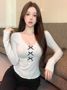 極簡性感灰色蝴蝶結蕾絲V領長袖女款T恤 春季修身甜辣風打底上衣 - 白色 - 查看 2