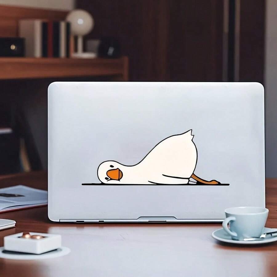 Stiker Dekoratif Kartun, Bergambar Angsa Putih yang Berbaring Miring, Terbuat dari Bahan Vinyl, Tahan Lama dan Mudah Dipasang, Cocok untuk Dekorasi Mobil, Laptop, Kulkas, Meja, dan Botol Minum, Juga Dapat Dipasang pada Berbagai Permukaan.