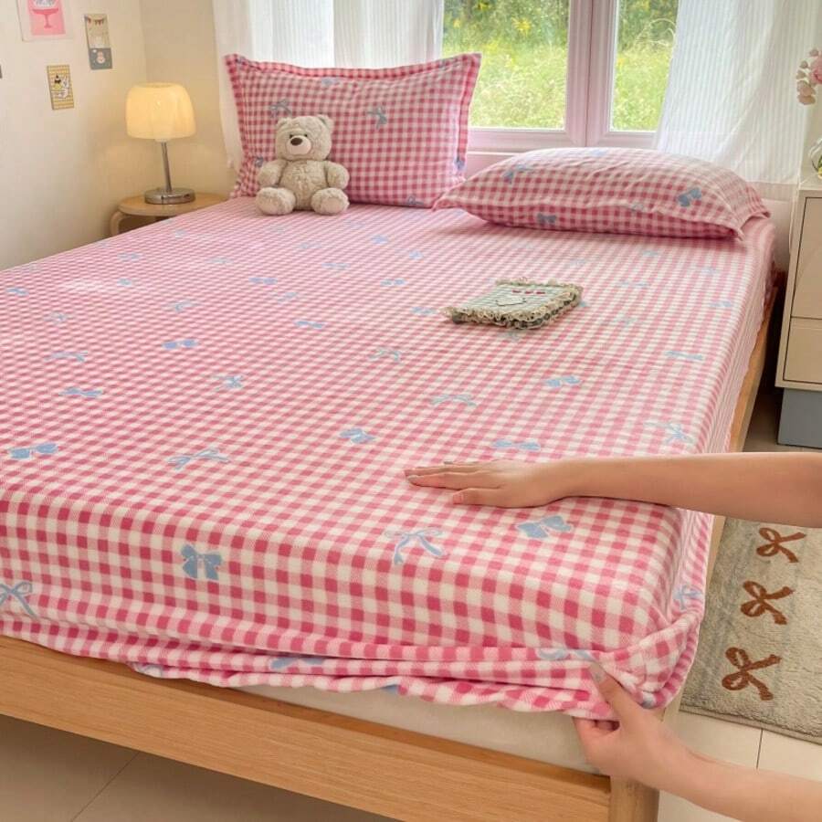 1pc Cartoon Print Flannel Fitted Sheet, Soft & Comfortable, Skin-Friendly & Breathable, Fashionable & Fresh Bedding, Mattress Protector, Suitable For Hotel, Bedroom, Guest Room, Student Dorm, All Seasons - Pink - View 1