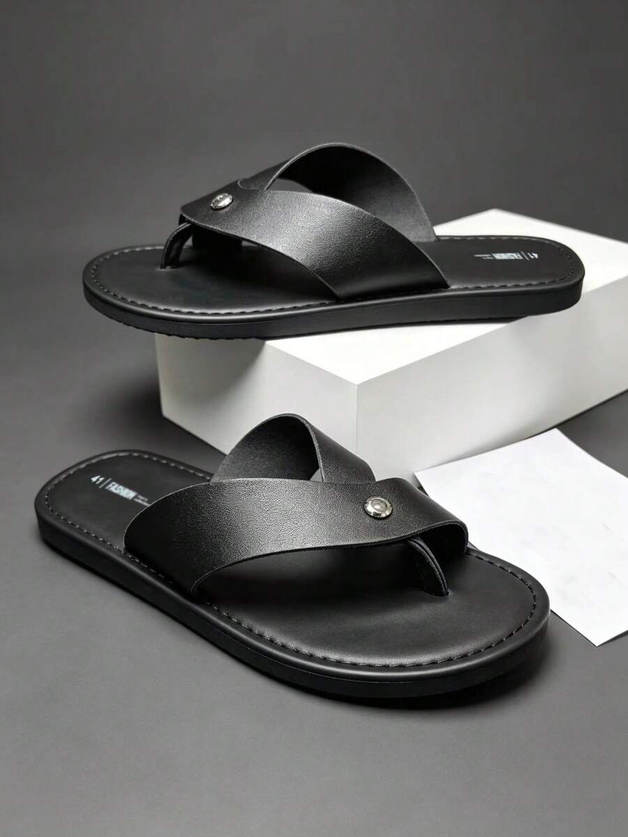 Sandal Jepit Pria Minimalis dengan Tali Silang Berhiaskan Paku Keling Logam, Bagian Atas PU Matte, Sol Karet Datar Anti Selip dan Tahan Aus, Cocok untuk di Rumah, Berbelanja, Pantai, Perjalanan Sehari-hari, dan sebagai Sandal Kasual. - Hitam - View 1