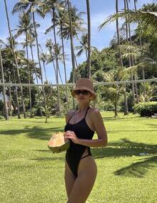 Women's Stylish & Elegant Black One-Piece Swimsuit For Summer, Ideal For Spring And Summer Beach Vacations, Seaside Activities And Holiday Outfits. - Black - View 1