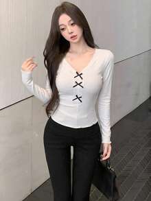 極簡性感灰色蝴蝶結蕾絲V領長袖女款T恤 春季修身甜辣風打底上衣 - 白色 - 查看 3